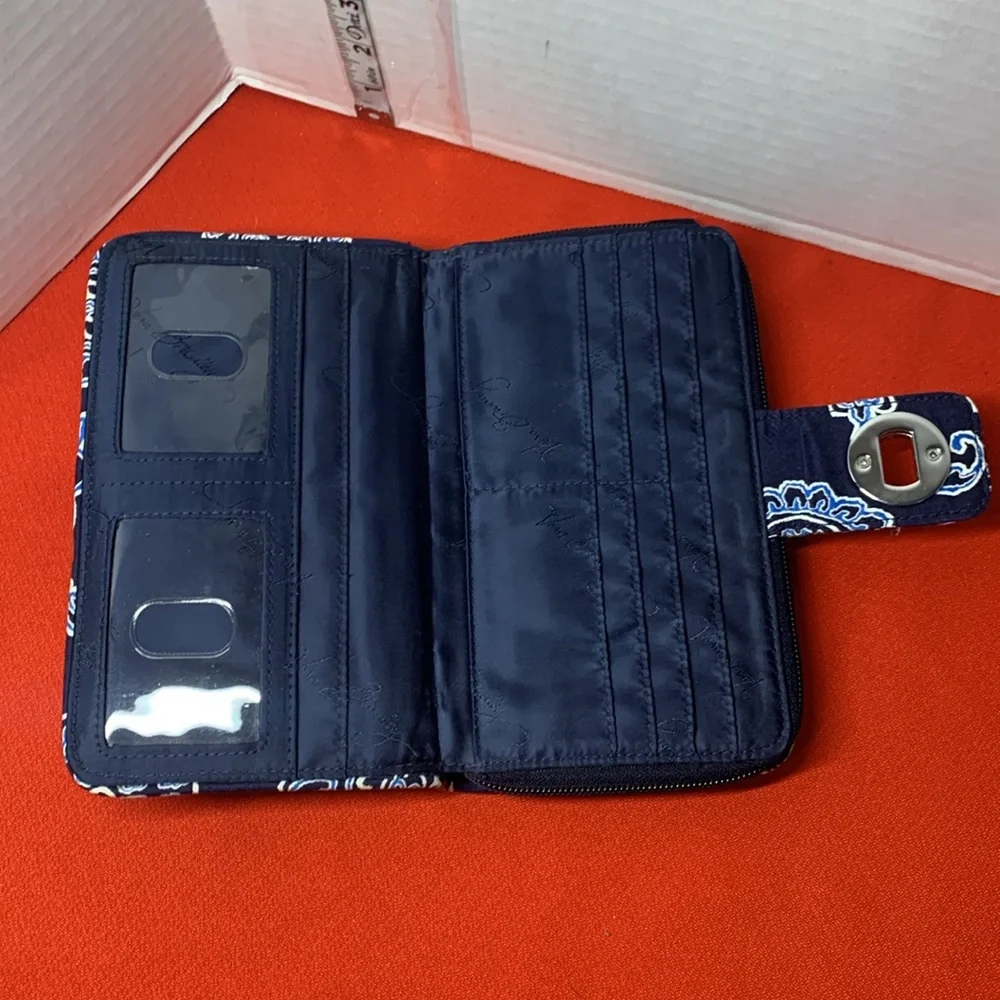 NWOT Vera Bradley wallet blue and white Zip Around Turnlock Quilted - Picture 7 of 11
